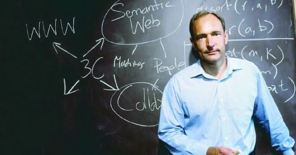 Tim Berners-Lee frente a pizarra negra con anotaciones del diagrama de flujo para el desarrollo de la web (www)