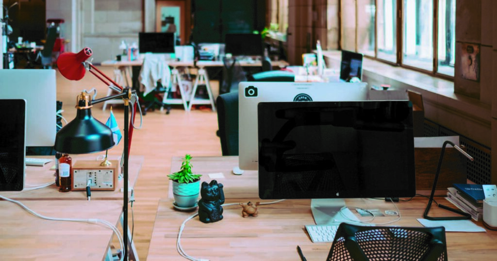 Conjunto de computadoras. Elegir el mejor equipo tecnológico para las empresas es importante para aumentar su productividad.