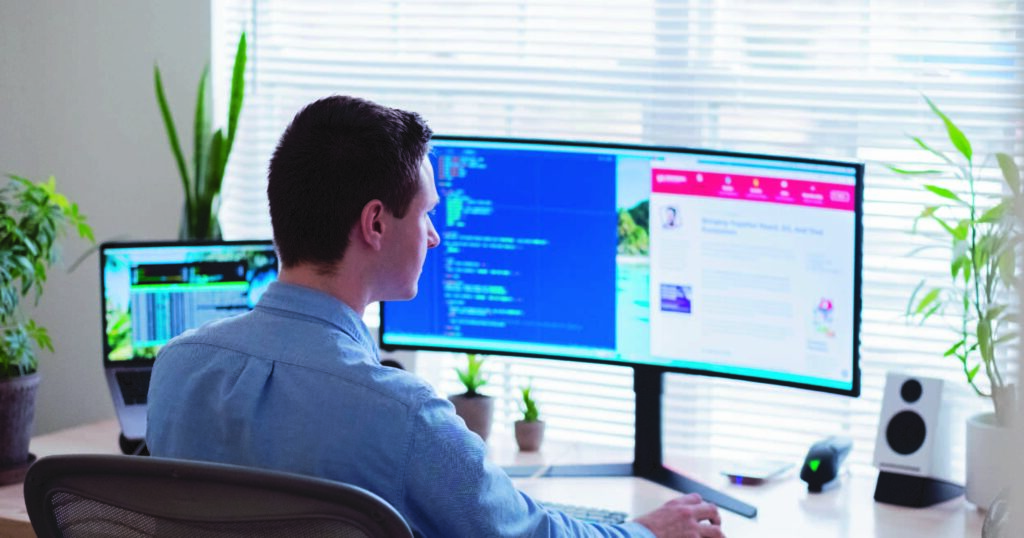 Hombre frente a un monitor revisando información en tiempo real.