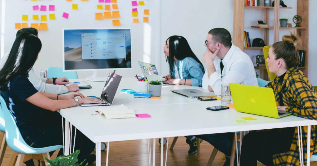 Personas en una oficina haciendo uso de la tecnología empresarial para aumentar su competitividad.