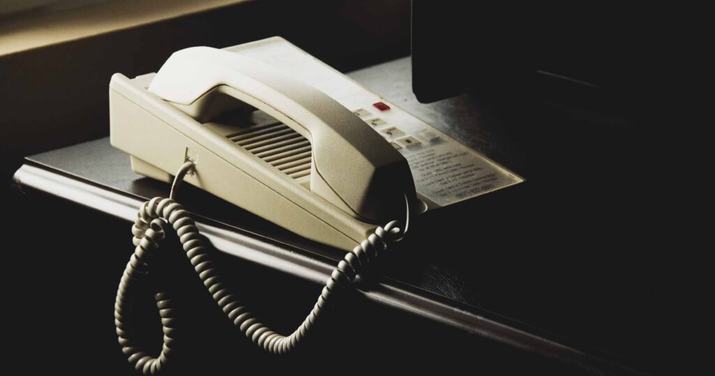 Teléfono de oficina tradicional con tecnología obsoleta.