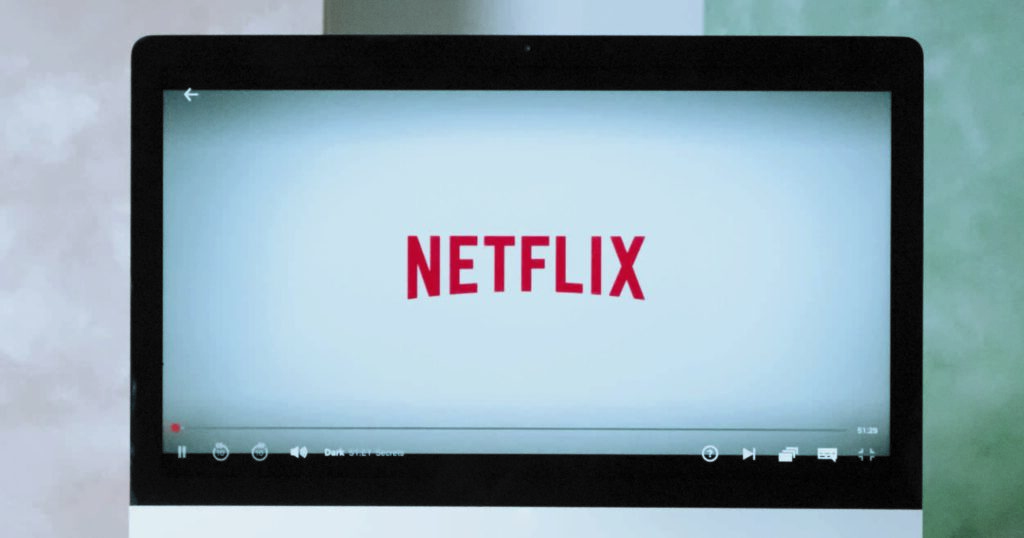 Netflix reproduciéndose en pantalla de computadora a través de los servicios en la nube