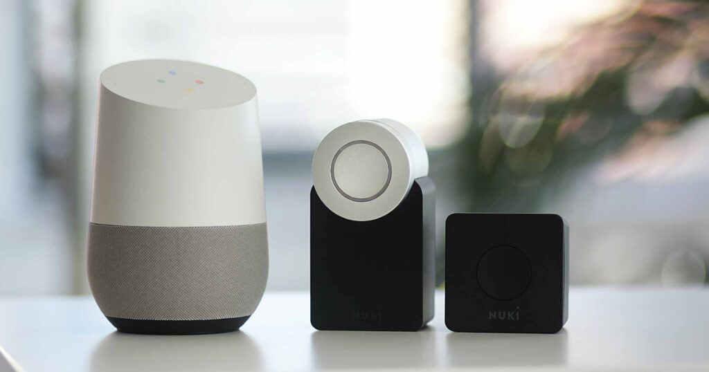 Dispositivos inteligentes. Bocinas, controles y seguros para casa inteligente.
